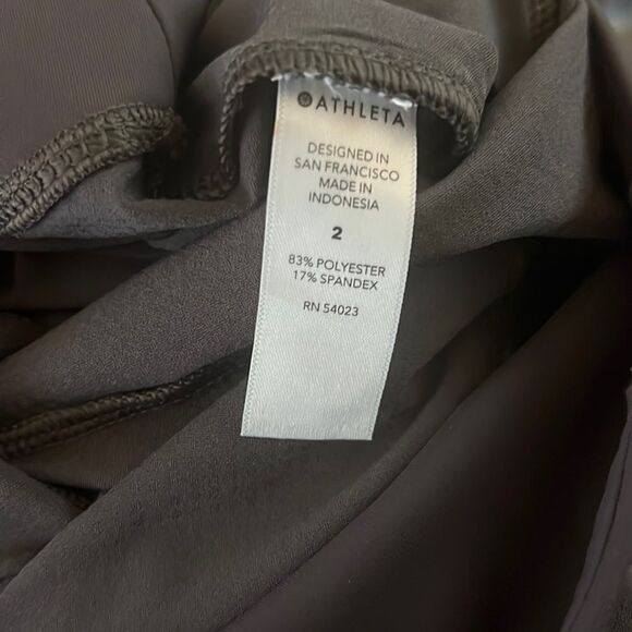 Athleta Quest Hybrid Tights. Pockets on both sides. Zipper in the back. 30 - Picture 8 of 8